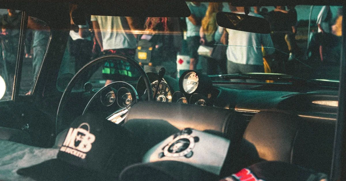 Vue rapprochée de l'intérieur d'une voiture vintage avec des chapeaux sur le tableau de bord lors d'un salon automobile à Krasnodar.