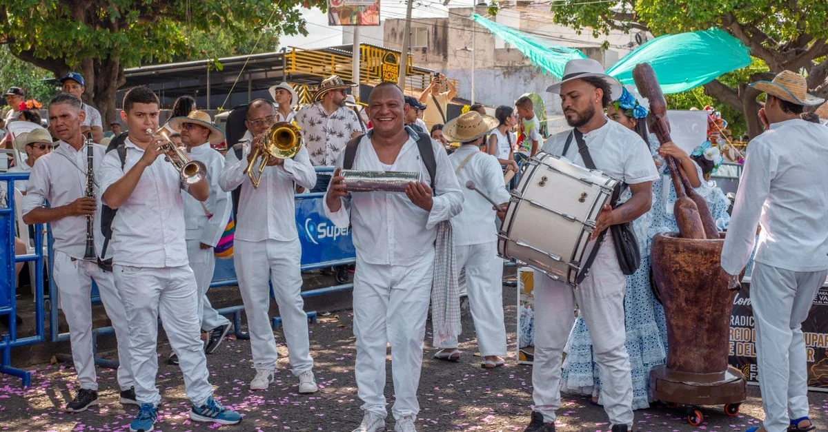 Un groupe animé de musiciens joue d'instruments lors d'un festival de rue en plein air, apportant une musique vibrante à la foule.